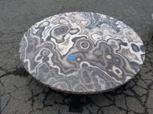 onyx table, round, with iron base